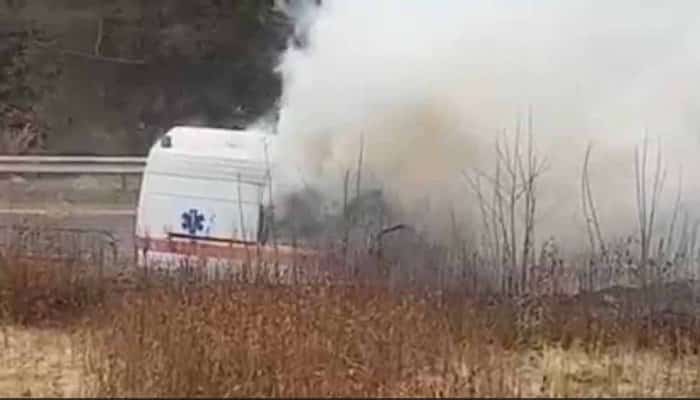O ambulanță a luat foc, joi, pe drumul spre spitalul de la Bisericani